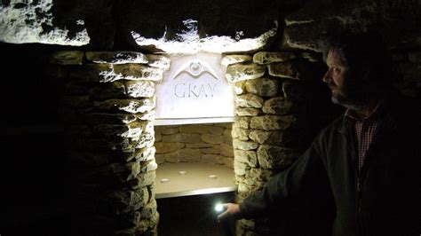 Wiltshires Neolithic Long Barrow Burial Chamber Opens Bbc News
