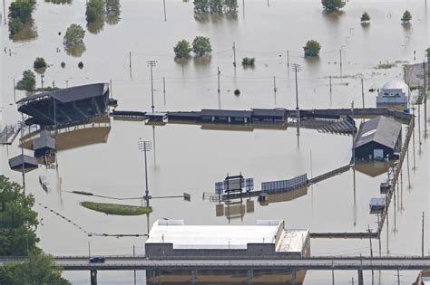 Record Floods Breach Arkansas Levee The Columbian