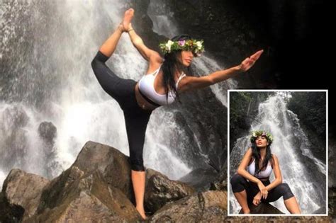 Nicole Scherzinger Compliments Her Skintight Gymwear With A Floral Crown As She Strikes Yoga