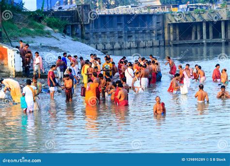 Devotos Que Tomam O Banho Santamente No Rio Ganges Imagem De Stock Editorial Imagem De Banhe