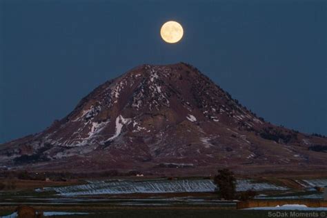 Moonrise Over Bear Butte Fan Photofridayblack Hills And Badlands