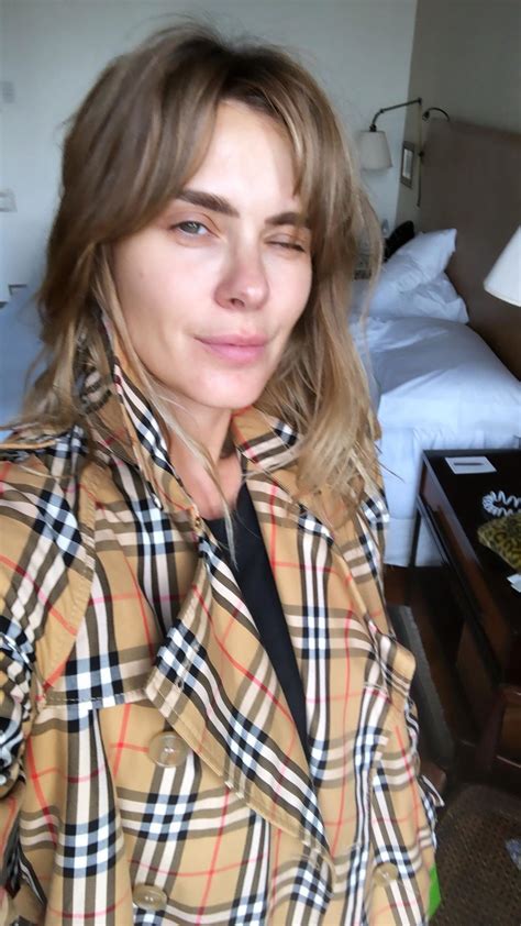 Carolina Dieckmann Posa De Cara Lavada Para Selfie Celebridades Vogue