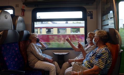Zug Im Zug Foto And Bild Menschen Deutschland S Bahn Bilder Auf Fotocommunity