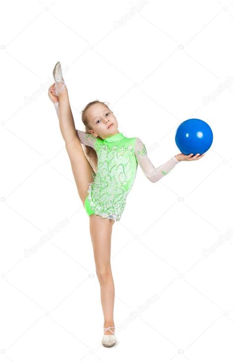 Симпатичная маленькая гимнастка с высоко поднятой ногой Вертикальный расщепление стоковое