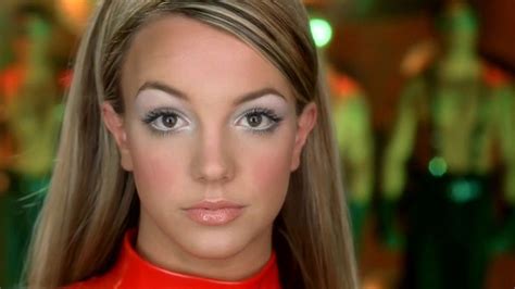 Britney Spears y la historia del mono rojo que llevó en Oops I did it again Vogue España