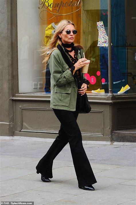 Kate Moss Looks Stylish In A Light Khaki Jacket In Notting Hill Kate Moss Outfit Kate Moss