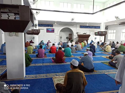 Sebagai tanda kalau sudah masuknya waktu sholat adalah dikumandangkannya adzan di setiap masjid atau mushola yang ada di sekitar anda. Patuhi SOP ketika solat jumaat - Sarawak News Network