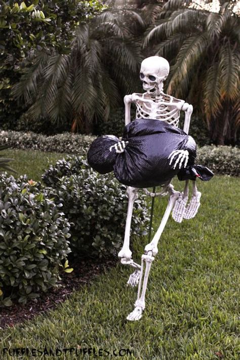 Diy Skeleton Lawn Decor For Halloween Halloween Lawn Outdoor