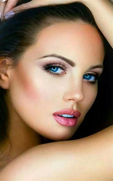 Pin De Mas En Rostros Ojos Azules Mujer Belleza De Mujer Maquillaje