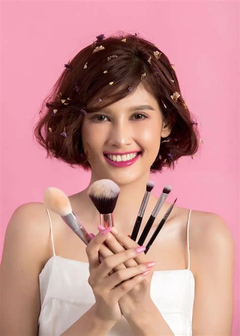 What are the benefits of using a makeup brush?