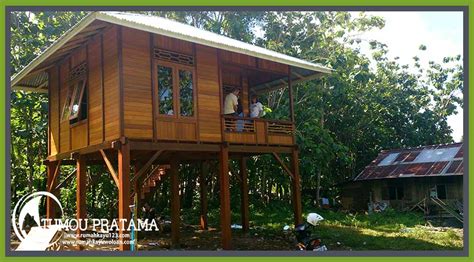 Selain itu, dengan mengaplikasikan model panggung, rumah juga akan terlihat lebih minimalis dan ramah lingkungan. Rumah Kayu 30 m2 (6 x 5) | Rumah Kayu di Manado
