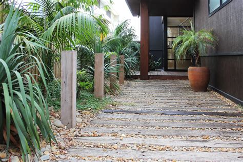 This guide is to help you decide which sleeper is right for you, and to give you some basics on constructing with sleepers and design ideas for your garden. Beachside Garden Design | ingardens landscaping | Melbourne Victoria