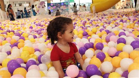 Brincando Na Piscina De Bolinha Gigante Para CrianÇas Youtube