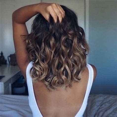 25 Exquisite Loose Curly Hairstyles For Women 2022