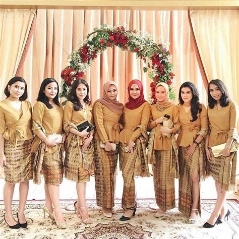 30 model gamis batik modern kombinasi terbaru 2019 via fasnina.com. Model Kebaya Modern Rok Batik Prada Atasan Coklat Polos ...