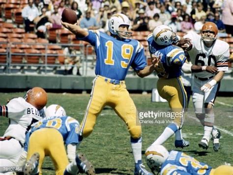 San Diego Chargers Quarterback Johnny Unitas Inducted To The Pro