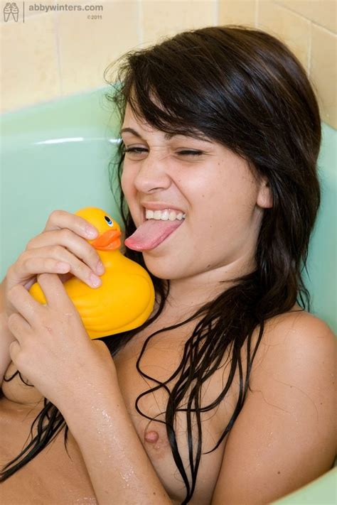 Pointy Tits Mit Weichen Geschwollenen Brustwarzen In Der Badewanne