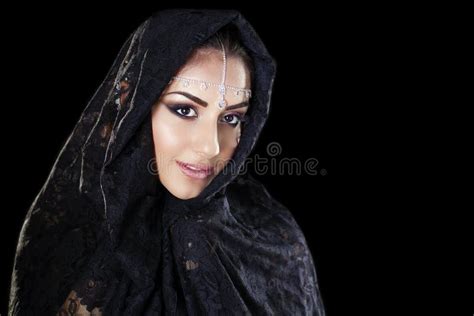 Bella Donna In Velo Del Medio Oriente Di Niqab Sulla B Nera Isolata Fotografia Stock Immagine