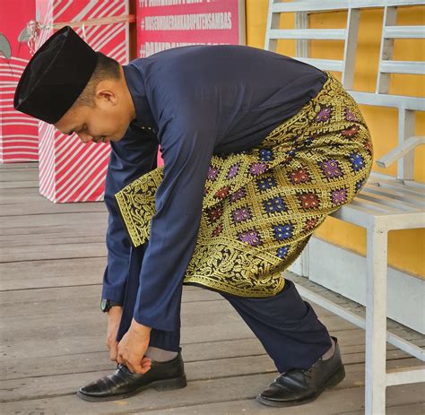 Pakaian Tradisional Brunei Tenunan Songket