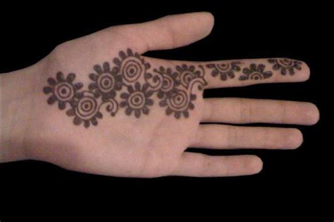 Picking a mehndi design is the most confusing task ever when you have so many designs to choose from. Simple Mehndi Designs That Look Fab And Stylish