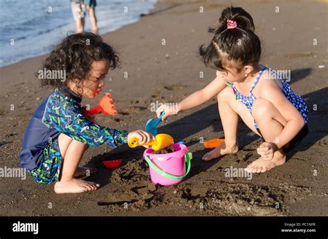 Kinder Am Strand Spielen Kinder Spielen Am Strand Stockfoto Und Mehr Bilder Von Sandburg