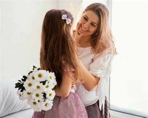 Madre E Hija Con Ramo De Flores De Primavera Foto Gratis