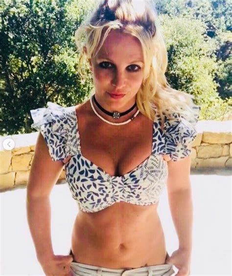 Britney Spears Pulls Down Shorts With No Visible Underwear In Stunning
