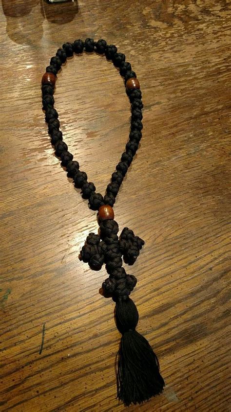 What is paracord, its characteristics, applications, easy paracord knots for beginners, list paracord, also known as parachute cord, is a strong but lightweight nylon rope that was originally used as the. My first traditionally knotted knot chotki | Orthodox prayers, Paracord rosary, Knotted rosary