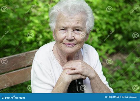 Portret Van Oude Oma Op Een Aardige Parkbank Stock Foto Image Of