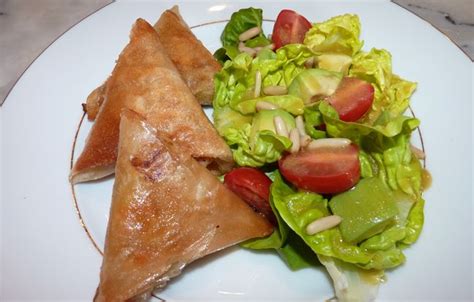 Bricks aux deux fromages sur un lit de salade Recette de Bricks aux