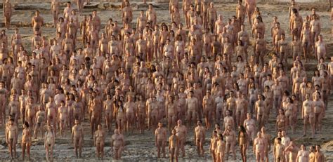 Spencer Tunick fotografa multidão nua no Mar Morto Notícias UOL