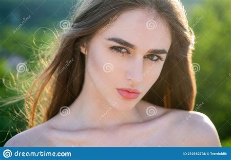 Belleza Natural De Primavera Hombros Desnudos Mujer Verano Chica Al