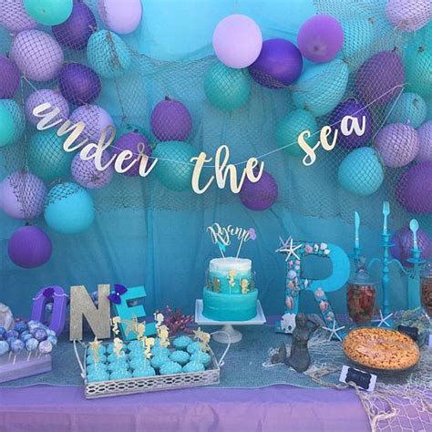 Learn how to make a topiary sea themed balloon centerpiece with bubbles, coral and seaweed. Under the Sea Party, Mermaid Party, Sea Party Banner ...