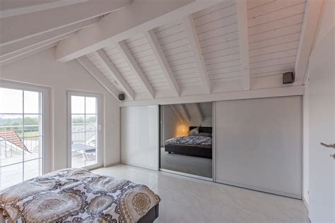 Diese ankleide besteht aus einem offen. Schrank in der Dachschräge nach Mass Dachschrägenschrank ...