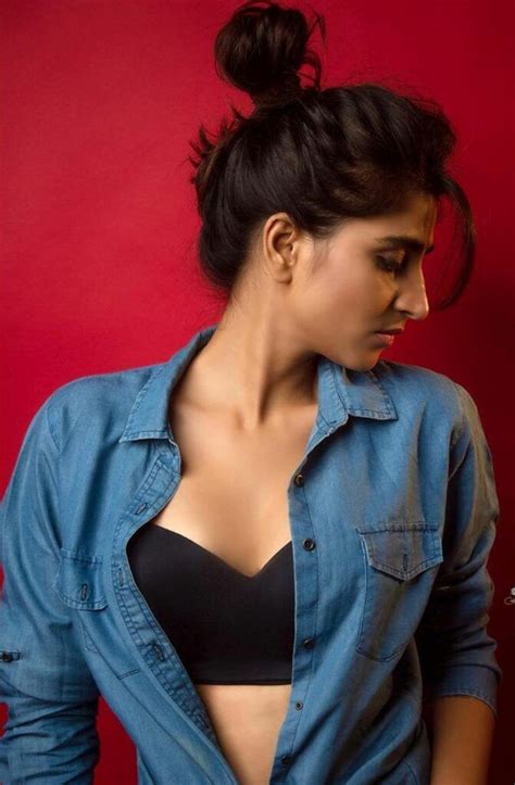 Pics Telugu Anchor Raises Her Glamour Quotient Gulte Hot Poses Tamil Actress Photos