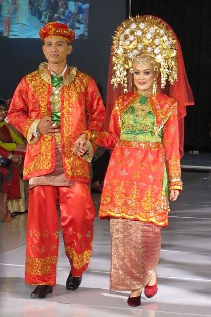 foto warna warni 16 busana pengantin dari sumatera barat bag 1 halaman 5