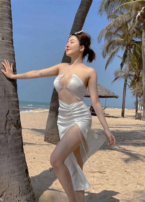 Trâm Anh Khoe Dáng Nóng Bỏng Với Bikini Trên Bãi Biển Khiến Fan Nam Bối Rối Final Blade
