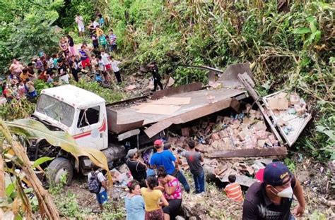 Unos en la pena Camión cae a barranco y familias completas se llevan