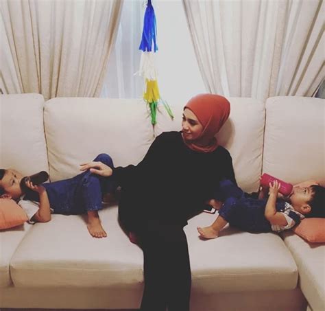 Izreen azminda dan ude muncul di mahkamah syariah. GAMBAR Izreen Azminda Dan Suami Sambut Hari Jadi Anak ...