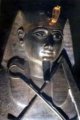 Alternative date to the founding of rome. Silver Sarkophag des Pharao Psusennes I. | Antike ...