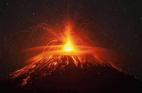 Země Vře A Chrlí Lávu Výbuch Sopky Na Pico Di Fogo National Geographic