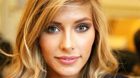 Camille cerf vole au secours de tarek boudali, le réalisateur de « épouse moi mon pote » accusé d'homophobie et sexisme. The Island Célébrités : Pourquoi Camille Cerf a-t-elle été ...