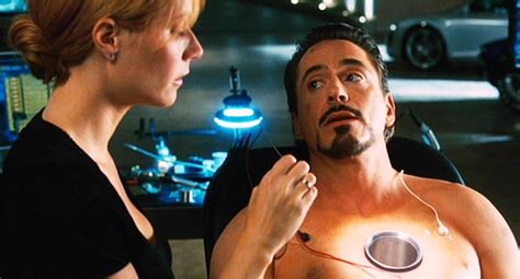 Que Tiene Tony Stark En El Pecho - ¿Cuándo y por qué Tony Stark cavó un agujero en su pecho? - Respuestas Aquí