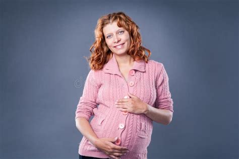 Piękna Kobieta W Ciąży W Biel Sukni Mienia Ręki Palmie Up Zdjęcie Stock Obraz Złożonej Z