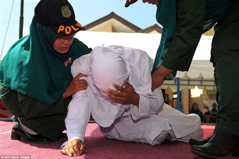 Indonesian Woman Is Forced To Endure 26 Lashes Daily Mail Online