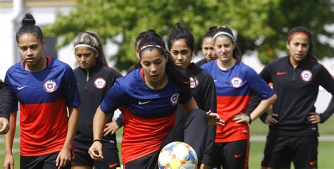 La selección chilena femenina debutó con una holgada victoria por 3 a 0 ante ghana en la turkish women's cup, campeonato que permite a las chilenas prepararse para el repechaje intercontinental. Selección Chilena Femenina de Fútbol recibió autorización para regresar a los entrenamientos
