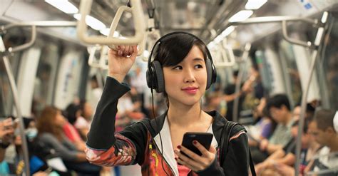 Wondering How To Talk To A Woman Who S Wearing Headphones Don T Huffpost