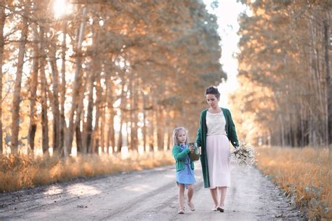 Hermosa Joven Madre Con Su Hija Caminando Por Una Carretera Foto Premium