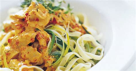 Ett fantastiskt gott och lättlagat recept på pasta med kyckling. Ungersk kycklingpasta - Recept | Arla