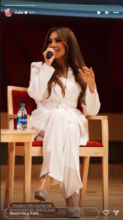 Thalía Dio Una Conferencia En Harvard Con Un Conjunto Blanco De